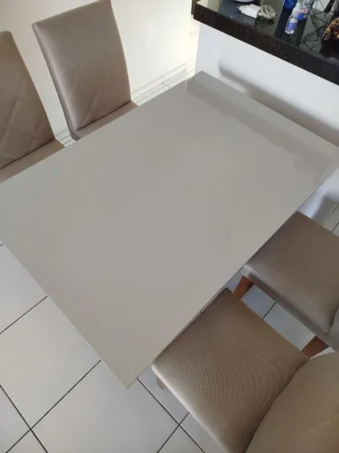 Mesa de madeira com 4 cadeiras