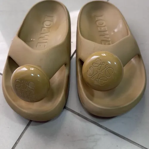 chinelos Loewe, modelo "Bubble Slide"