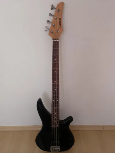 Baixo Yamaha