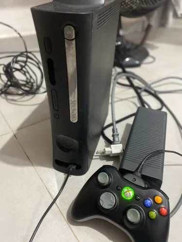 ? VENDO XBOX 360 + KINECT ?