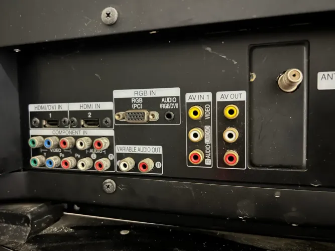 Tv plasma 42 com todas as entradas que vc precisa, pra todos os vídeo games que vc tem