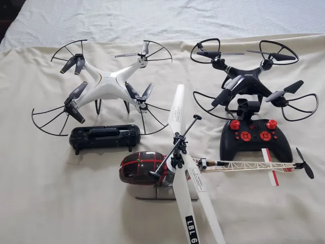 VENDO DOIS DRONES E UM HELICOPTERO E TRES CONTROLES PRA DRONES NO ESTADO