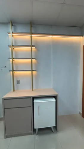 Balcão com painel, prateleiras iluminadas