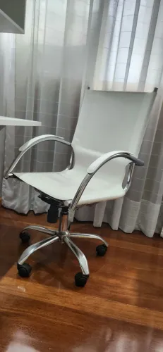 Cadeira giratória e reclinável