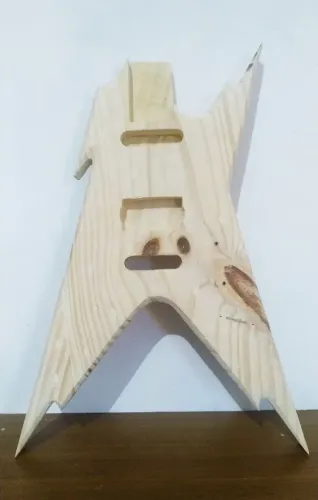 Corpo de guitarra madeira pinus formato Dean Razorback Dimebag