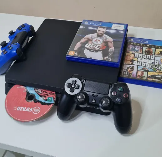 PS4 Slim 1TB + 2 Controles e Jogos (Estado de Novo)