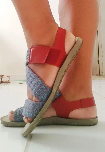 Sandália Rasteira Com Elástico e Velcro da OUTLER