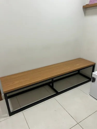 Banco com estrutura em aço