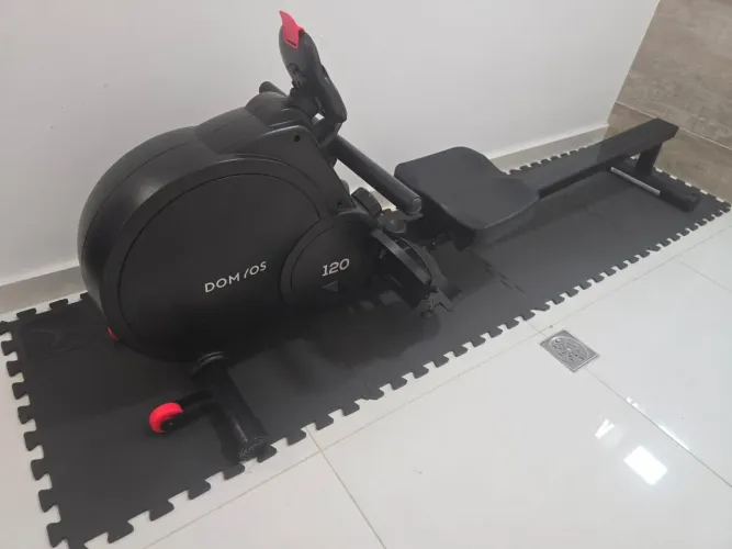 Remo de treino R120 Domyos Preto com capa para proteção e tapete para apoio