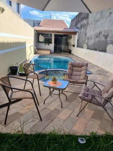 Duas Casas á Venda no mesmo terreno com 4 Dormitórios e com Piscina e Churrasqueira na Vil