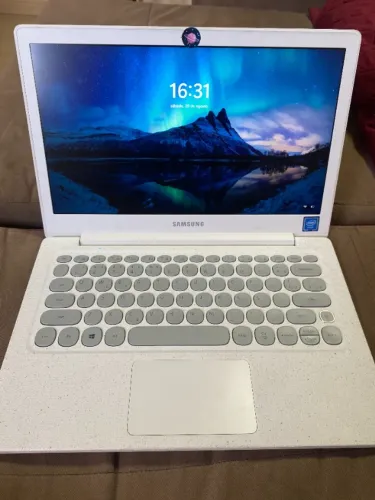 Notebook Branco Samsung Flash F30