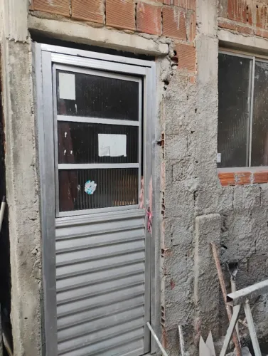 Casa com 1 andar pela metade obs: fica com saída para 2 ruas.