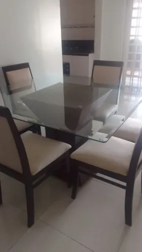 Vendo mesa de jantar com 6 cadeiras