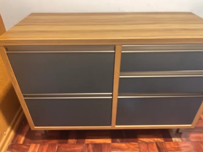 Cômoda / Gaveteiro Moderno Amadeirado com Gavetas Cinza Chumbo