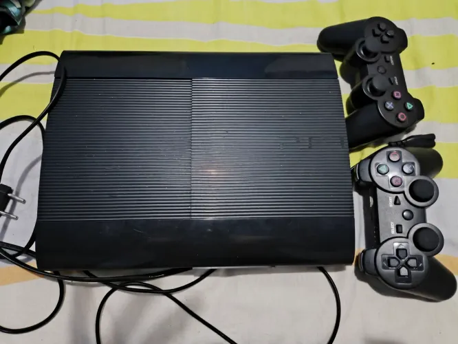 Ps3 superslim desbloqueado com vários jogos instalados e dois controles!