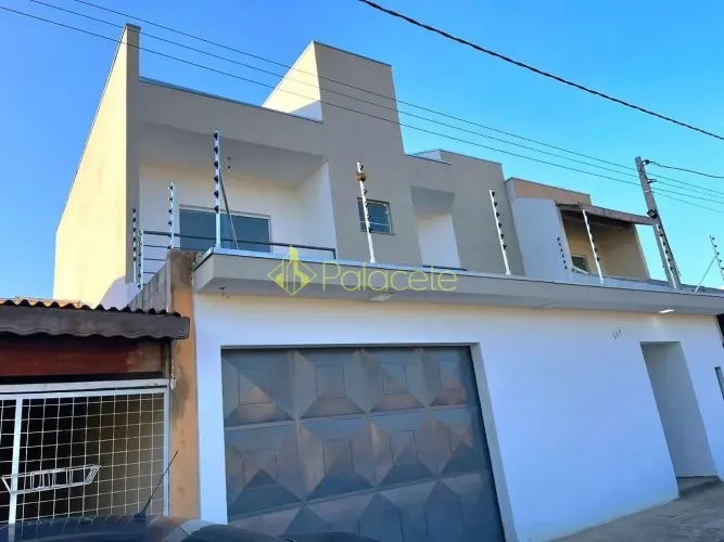 Sobrado dos sonhos com 3 suítes, edícula, quintal amplo e garagem para 4 carros em bairro