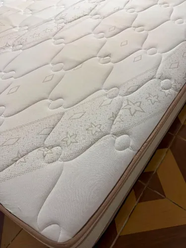 Cama de Casal Queen. Estado de novo.
