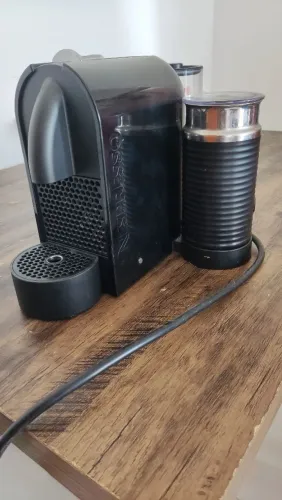Cafeteira Nespresso U Milk original com Aeroccino integrado.