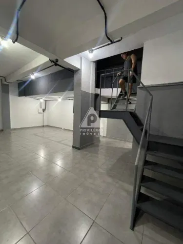 **LOJA COMERCIAL À VENDA EXCELENTE PONTO NA BARÃO DE MESQUITA**