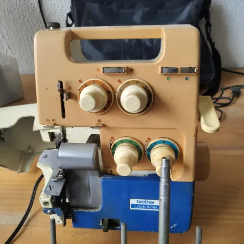 Máquina de custura Brother Lock-524N