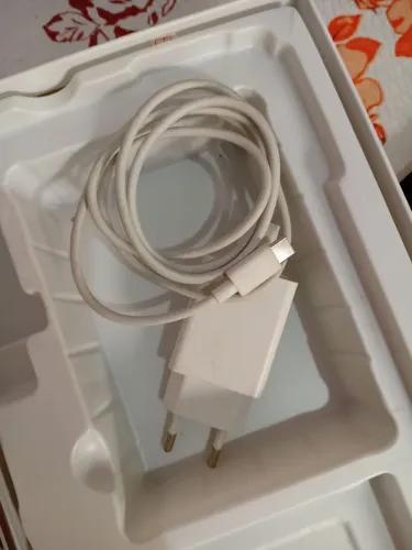 Tablet semi novo com tudo na caixa
