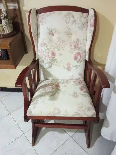 Vende-se cadeira de balanço de madeira