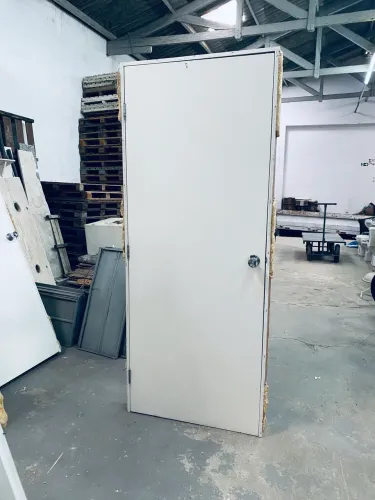 Porta de 2,12.5 m X 87.5 cm , com batente abertura para a derrota