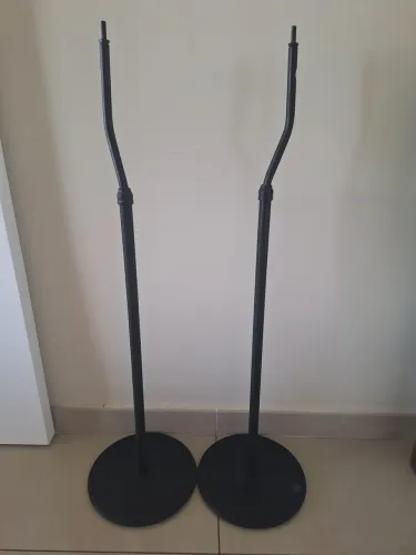 Par de pedestal som home theater
