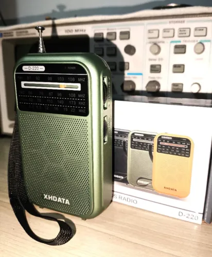 Rádio Portátil XHData D-220 - 4 Faixas - Novo