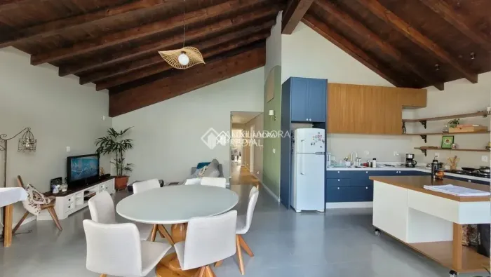 Imóvel para aluguel tem 180 metros quadrados com 3 quartos em Ribeirão da Ilha - Florianóp