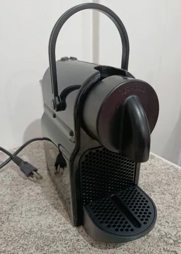 Vendo Cafeteira Nespresso Inissia + 6 xícaras com pires