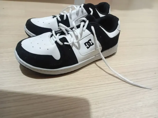 Tênis Casual Estilo Skate Preto e Branco