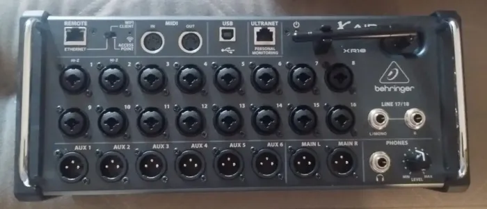 Console - Mesa de Som - Behringer XR18