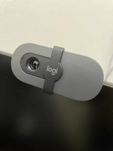Webcam Full HD Logitech Brio 100 com Microfone Integrado e Proteção de Privacidade