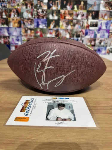 Bola NFL Autografada por Peyton Manning