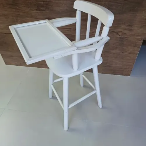 Cadeira de infantil branca de madeira