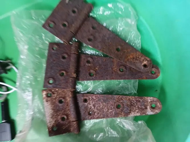 Vende-se três dobradiças só pintar