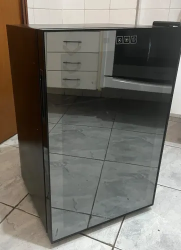 Adega Climatizada Easy Cooler - Sem Uso - Porta de Vidro