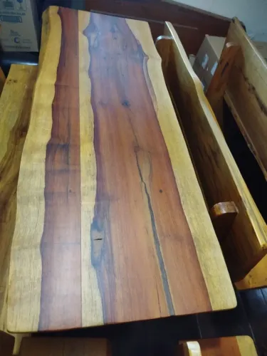 Mesa e banco de madeira