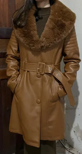 Sobre tudo feminino novo com etiqueta na cor caramelo