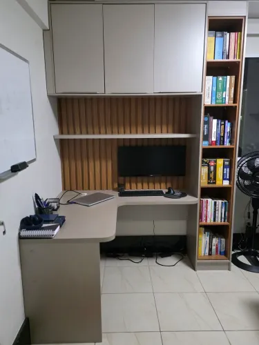 Escritório completo com 2 bancadas e estante de livros