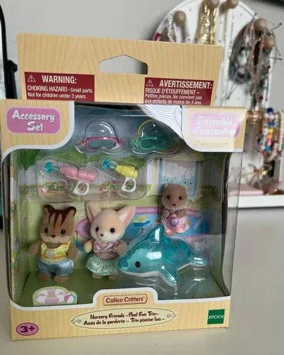 Sylvanian Families Amigos do Jardim da Infância - Diversão na Piscina