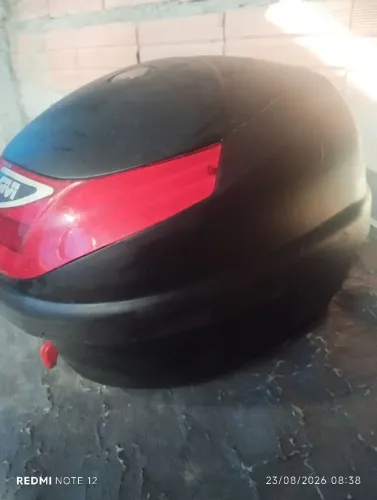 Baú, capacete e jaqueta de chuva para moto