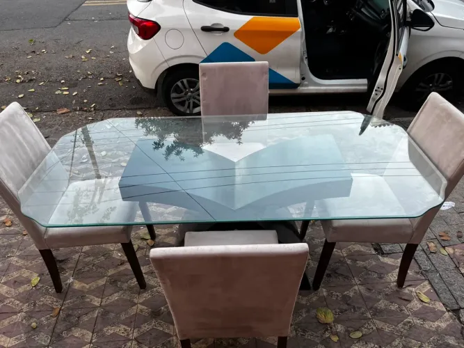Mesa de vidro com 4 cadeiras 