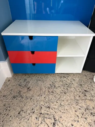 Cômoda com 3 gavetas e 2 prateleiras ( 49x76x45 )