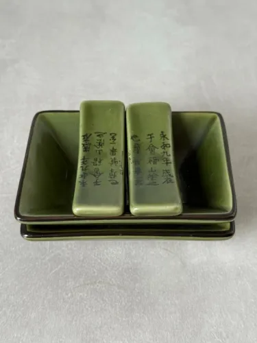 conjunto para sushi em cerâmica verde com apoios para hashi
