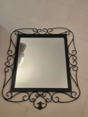 Espelho Decorativo de Parede - Moldura em Metal Trabalhado