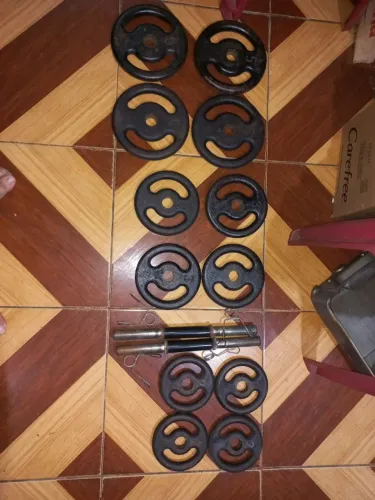 40 kg em Anilhas para musculação, e 2 halteres para encaixe de pesos.