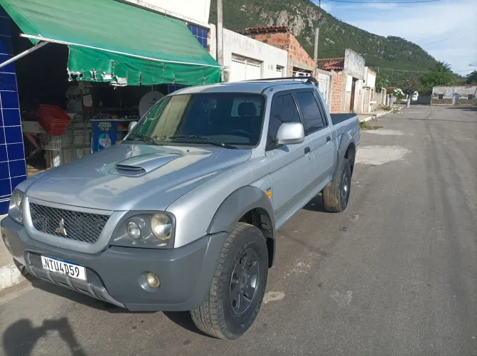 Mitsubishi L200 Outdoor HPE 2.5 4X4 CD T.dies. Mec. 2011