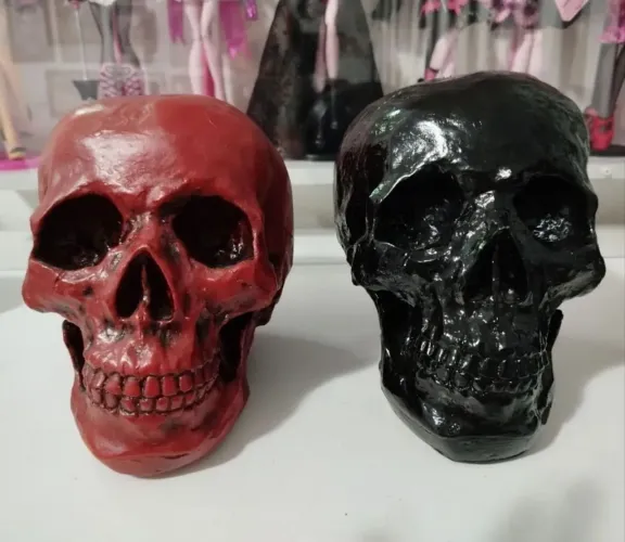 2 caveiras/crânios de resina vermelha preta para Halloween decoração gótica